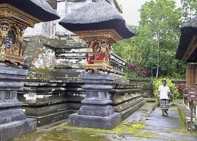 Igauņu pārīti pieķer mīlējamies svētā templī Bali salā