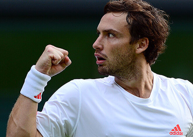 Ernests Gulbis pārliecinoši uzveic Lopesu un turpina uzvaru sēriju