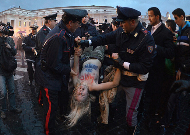 "Femen" aktīvistes protestē Vatikānā