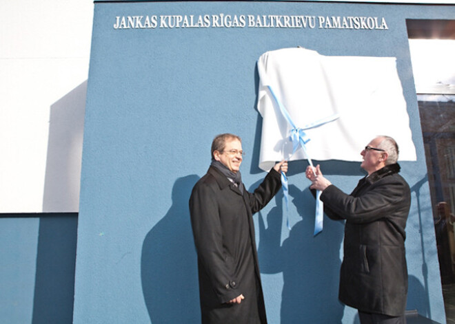 Rīgas Baltkrievu pamatskolā atklāj piemiņas plāksni Jankam Kupalam un skolas muzeju