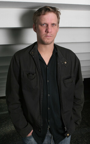 “Es māku necelt telefonu un izlikties, ka neesmu mājās. Reizēm ir ļoti veselīgi distancēties no visa, kas notiek,” teic aktieris.