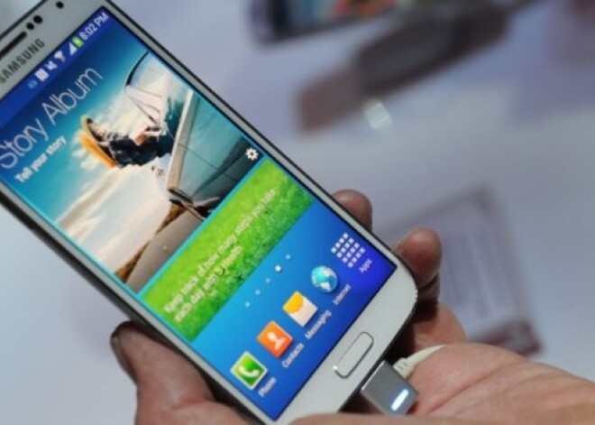 "Samsung" prezentē jaunāko viedtelefonu "Galaxy S4". FOTO