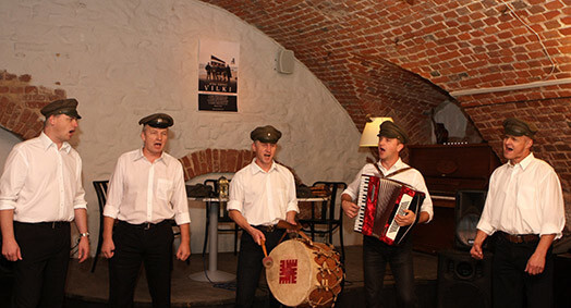 Vīru kopa „Vilki” 16. martā leģionāru dziesmas deviņos vakarā dziedās folkklubā „Ala”, Vecrīgā.