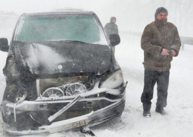 Pamatīgs sniegputenis Baltkrievijā; cilvēki stundām sēž, iesprostoti auto. FOTO