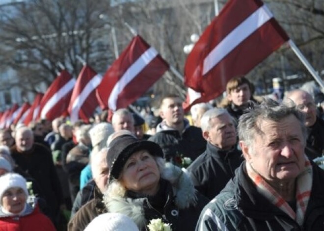 Leģionāru atceres diena pie Brīvības pieminekļa sākas klusi, pēc tam - klaigas, apvainojumi, grūstīšanās. FOTO