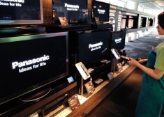 "Panasonic" līdzīgi saviem konkurentiem Japānā ir cietusi no produkcijas noieta samazināšanās globālās krīzes dēļ. Firmai arī bijuši lieli restrukturizācijas izdevumi.