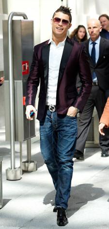 На вручение футбольных призов португалец приоделся