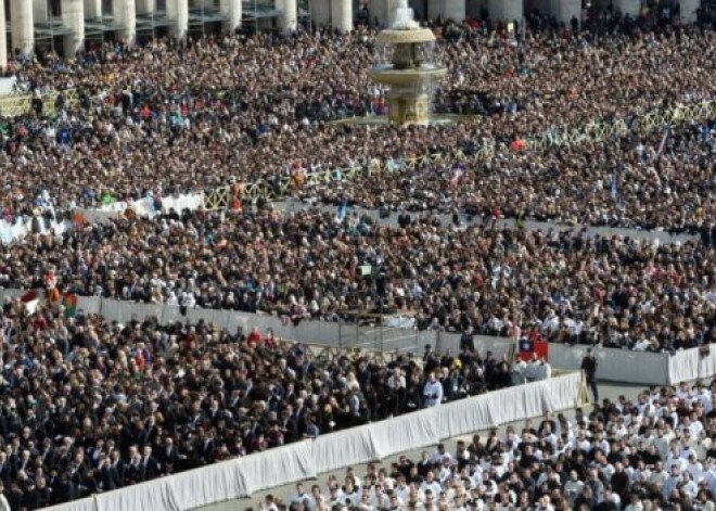 Pasaules elites politiķu klātbūtnē pāvests Francisks oficiāli stājas amatā. FOTO