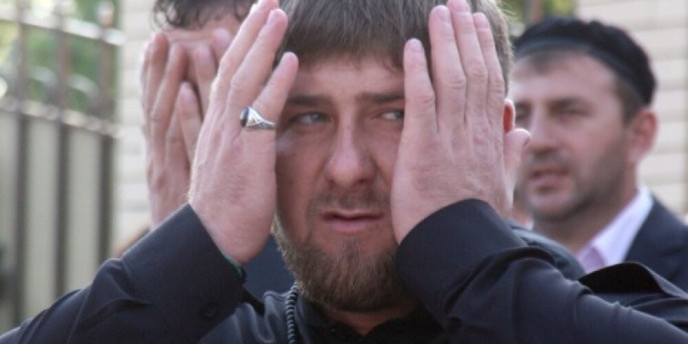 Čečenijas līderis Kadirovs futbola spēlē mikrofonā publiski nolamā tiesnesi. VIDEO
