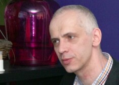 "Ne visam, ko jaunībā sakām, arī vecumā piekrītam," atzīst profesors Ivars Austers un uzsver, ka gados jauni cilvēki bieži vien pārspīlē to, kas notiek ar cilvēku pirmspensijas vecumā, savukārt vecāka gadagājuma cilvēki aizmirst to, ko darījuši jaunībā.