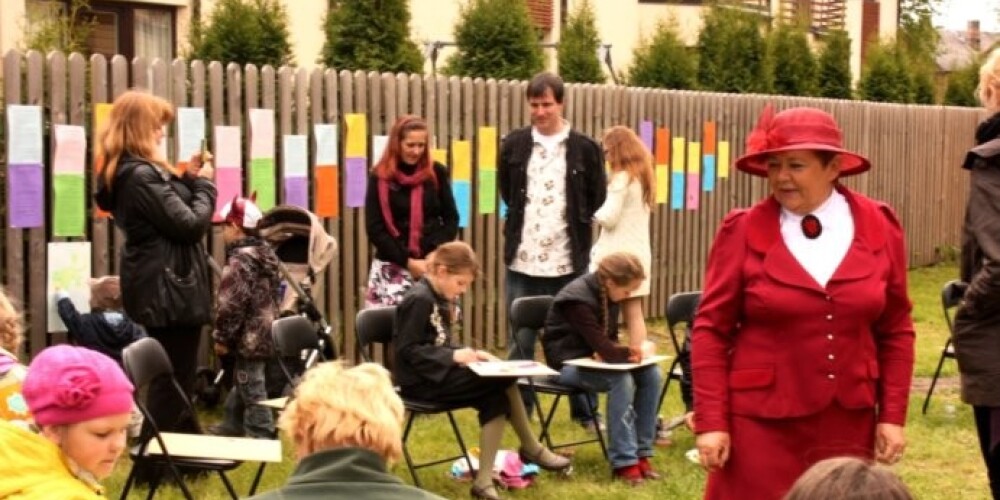 Idejas Valsts valodas dienas svinēšanai līdz 15.aprīlim jānosūta pa e-pastu "aija.luse@rmm.lv", lai informācija tiktu iekļauta kopējā svētku programmā.