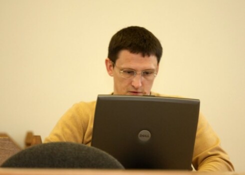 Jurģis Liepnieks uzskata, ka viņa atlaišanu vistiešākā veidā esot ietekmējis bijušais premjers un likvidētās Tautas partijas dibinātājs, uzņēmējs Andris Šķēle.