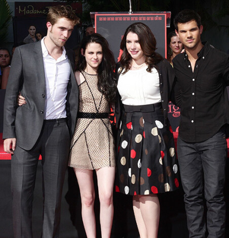 Стефани с Робертом Паттинсоном, Кристен Стюарт и Тейлором Лотнером, воплотившими на экране героев ее «сумеречной» саги