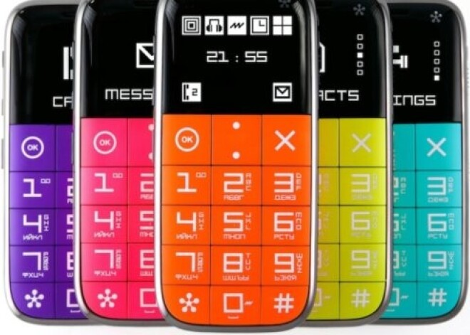 Telefons ar saknēm Latvijā un SOS pogu pakaļā. FOTO