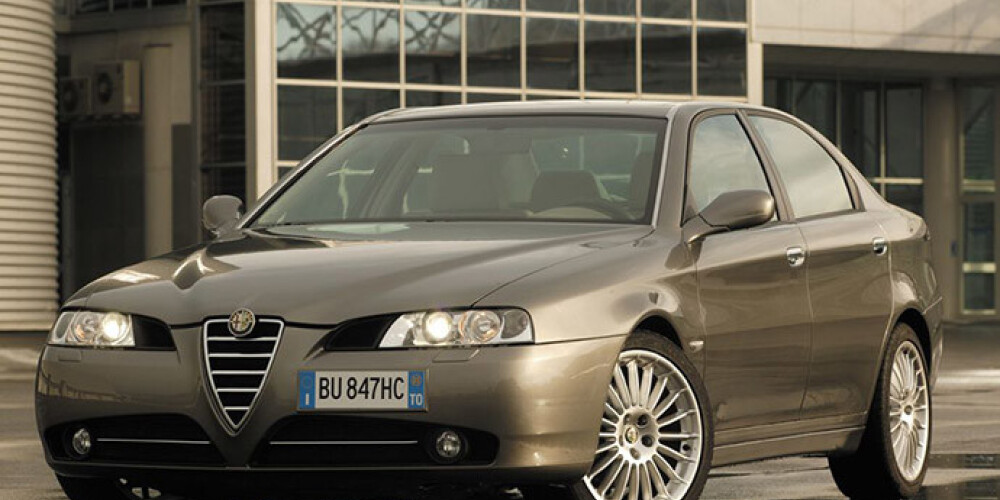Alfa Romeo 166 pēdējais eksemplārs no konveijera noripoja 2007. gada rudenī. Kopš tiem laikiem šī zīmola premium niša stāvēja ar vaļējiem vārtiem.
