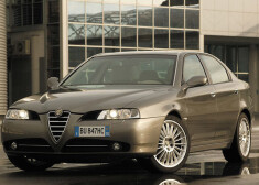 Alfa Romeo 166 pēdējais eksemplārs no konveijera noripoja 2007. gada rudenī. Kopš tiem laikiem šī zīmola premium niša stāvēja ar vaļējiem vārtiem.