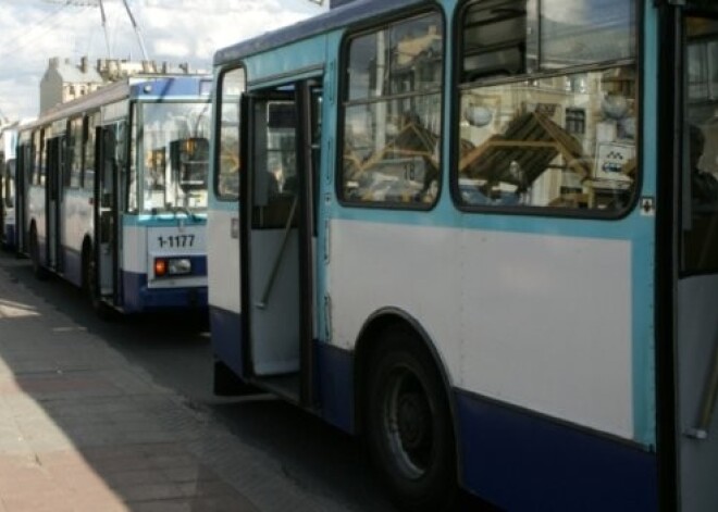 Lieldienās būs izmaiņas sabiedriskā transporta, autostāvvietu un klientu apkalpošanas centru darbībā