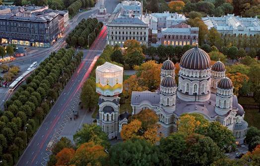 Unikāls būvkadrs: Rīgas Kristus Piedzimšanas pareizticīgo katedrāles zvanu torņa zeltīšana, 2011. gads.