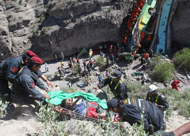 Autobusam iekrītot aizā Peru 24 bojāgājušie. FOTO