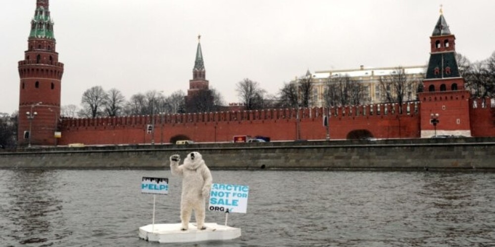 "Greenpeace" skaidro, ka šīs akcijas mērķis ir pievērst varas iestāžu uzmanību Arktikas problēmām un protestēt pret Norvēģijas un Krievijas naftas kompāniju "Statoil" un "Rosneftj" plāniem veidot kopuzņēmumu, lai pētītu naftas iegulas Barenca jūras šelfā.