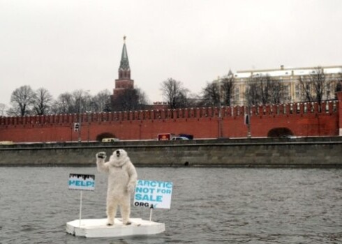 Pie Kremļa Maskavā protestē "Greenpeace" leduslācis. FOTO