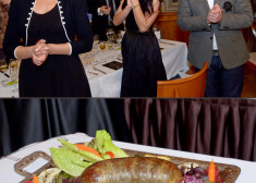 Viesi, tostarp Zane Vaļicka (no kreisās), Alise Kolosova un Valdis Škutāns, kājās stāvot, sagaida skotu nacionālo ēdienu haggis.