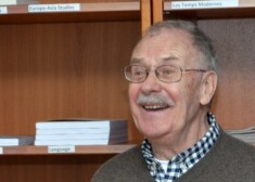 "Literatūru tagad lasu viegli un aicinu arī citus nemocīties nopietnās pārdomās pēc izlasītā, bet gan lasīt viegli, lai pēc izlasītās literatūras paliktu laba pēcgarša un labs noskaņojums," vēlēja mūža balvas ieguvējs Alberts Bels.