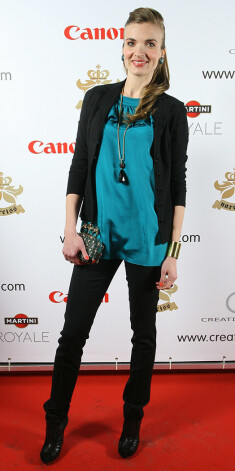 Bijusī TV seja Dagmāra Legante, ejot uz modes skati, arī pati bija glīti saposusies. Viņai patlaban stilā tīk tirkīzzilais tonis, bet pavasarīgas sajūtas viņa pievilina, uzlakojot koši oranžus nagus.