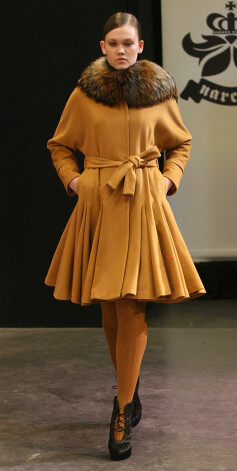 Mētelis no pašmāju zīmola „Narciss” rudens un ziemas kolekcijas 2013. un 2014. gada sezonai. Dizainere Alise Trautmane.