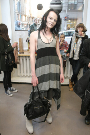 Modelis un modes apskatnieks Jaroslavs Barišņikovs uz „Paviljona” burziņu ieradās, tērpies pavisam plānā kleitiņā.