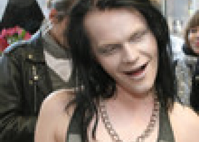 Androgīnais modelis Jaroslavs uz veikala atklāšanu Rīgā ierodas kleitā. FOTO