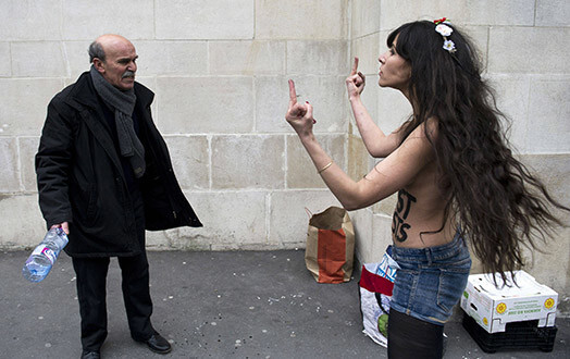 Femen выступают против смертного приговора, вынесенного исламистами активистке организации Амине Талер