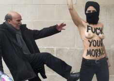 3 апреля три девушки из отделения Femen в Тунисе разделись около главной мечети в Париже
