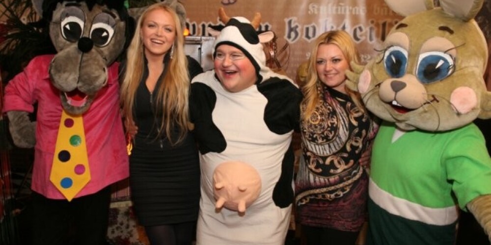 „Sviesta balli”  apmeklēja arī dziedātāja Natālija Tumševica (otrā  no kreisās) ar draudzeni, Rīgas domes auditori Kristīni Lindenblati. Jautra fotografēšanās ar multfilmu tēliem klubā notika visas nakts garumā.