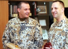 Латвийские военнослужащие Эгийс Расса (слева) и Агрис Зобенс, которые отправятся в Мали