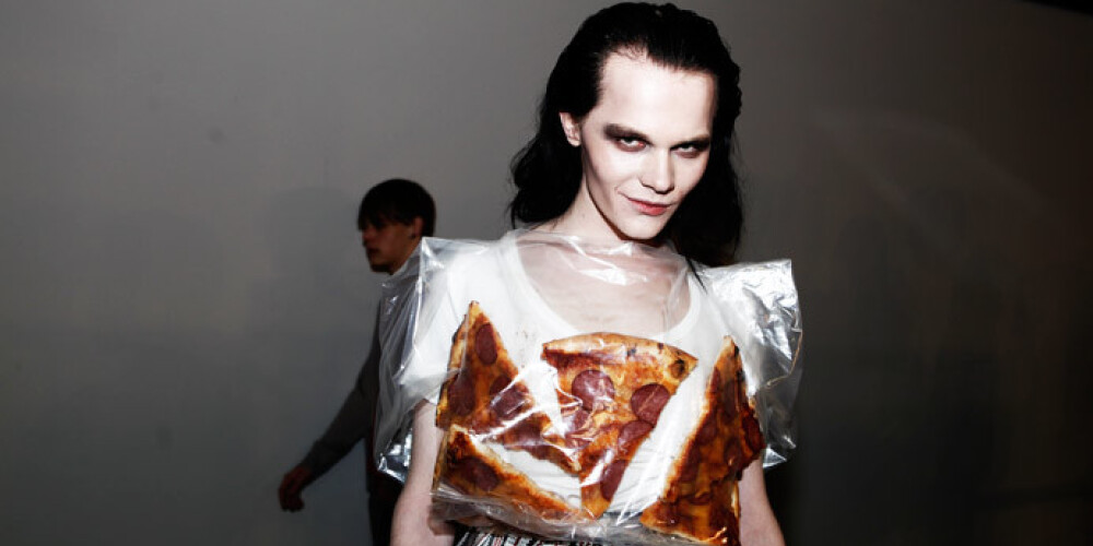 Школьник-андрогин Ярослав Барышников в заключительный день Рижской недели моды появился в феерическом наряде, который украшали куски настоящей пиццы