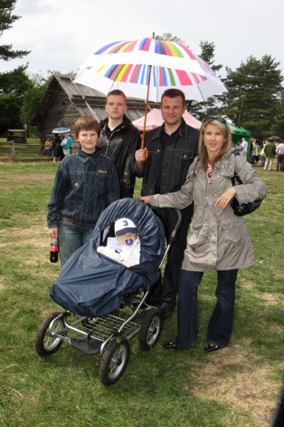 Недавно у Айнарса и Инесе Шлесерсов родилась дочь. У пары есть также четыре сына, младшему из которых в мае исполнится два года.