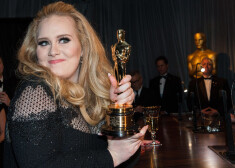 Adele, saņemot Oskaru par dziesmas Skyfall izpildījumu.