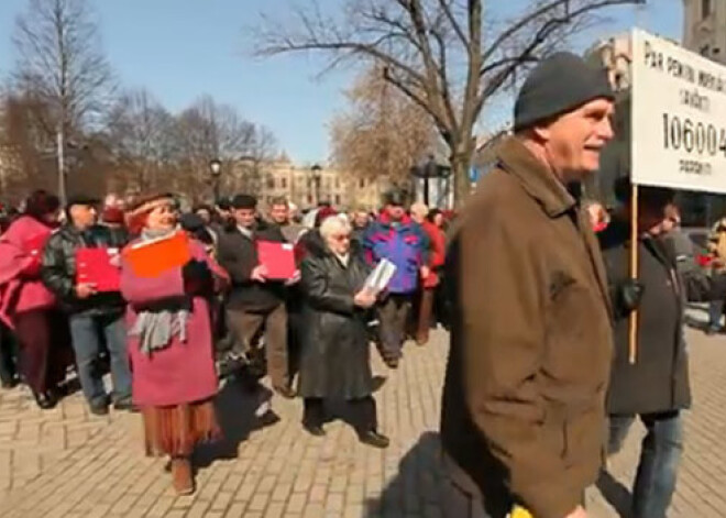 Gājienā uz Saeimu sapulcējušies ap 100 pensionāru. VIDEO