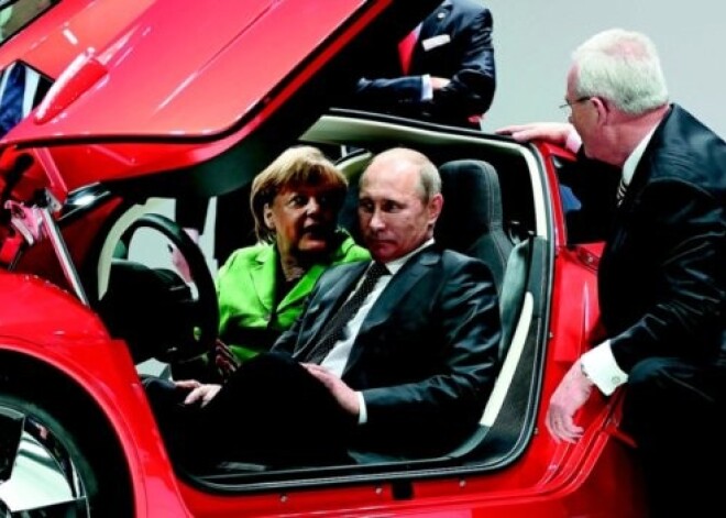 Krievijas prezidents Putins “piemērījies” Volkswagen konceptauto. FOTO