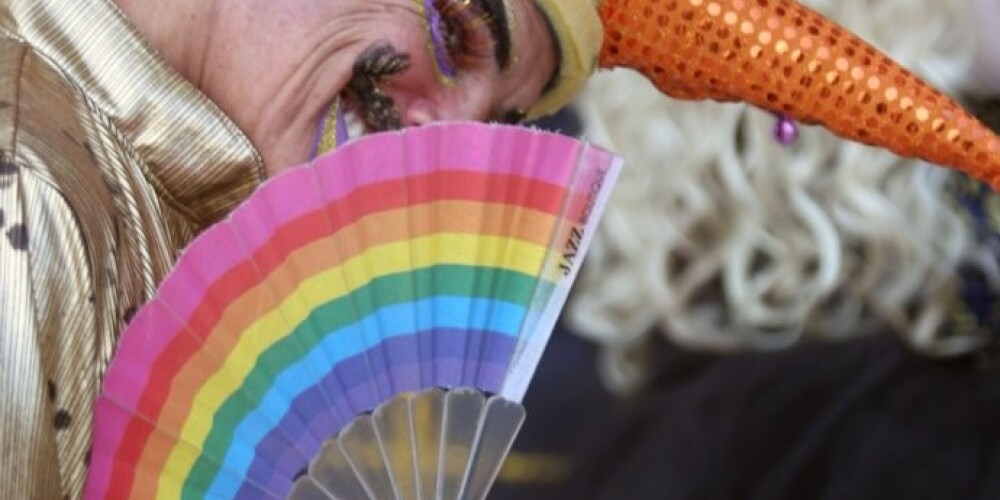 Urugvaja legalizē viendzimuma laulības, kā arī liedz precēties 12-14 gadu vecumā