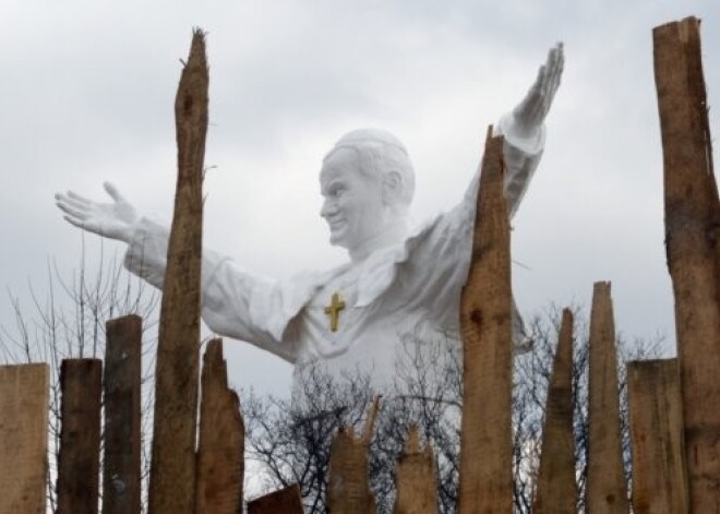 Polijā atklāj pasaulē lielāko Jāņa Pāvila II statuju. FOTO