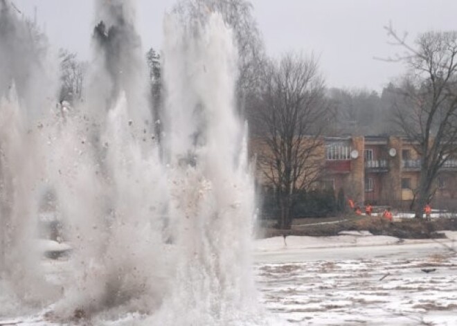 Lai novērstu plūdus Krāslavā, Daugavā pie Vilmaņiem spridzina ledu
