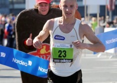 Valērijs Žolnerovičs, uzvarot pusmaratona distancē, "Nordea" Rīgas maratonā.