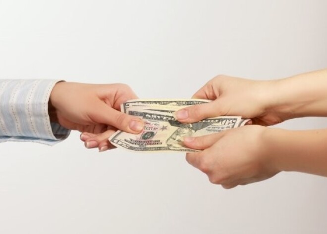 Teju 58 tūkstošiem nodokļu maksātāju ir nodokļu parādi virs 100 latiem