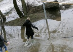 Strauji ūdens ir cēlies arī Daugavā Baltkrievijas teritorijā - no 50 līdz 70 centimetriem, kur atsevišķās vietās ir izveidojušās ūdens lāmas.