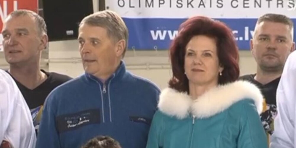 Saeimas hokeja komanda draudzības spēlē piekāpjas Valmieras pašvaldībai. VIDEO