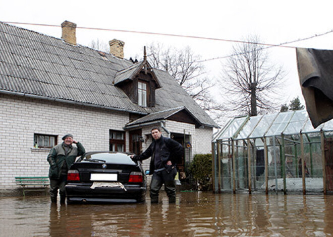 Apdrošinātāji nevēlas apdrošināt plūdu skartās mājas, pašvaldību palīdzība niecīga. VIDEO