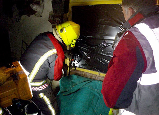 Собаку спасал целый отряд пожарных