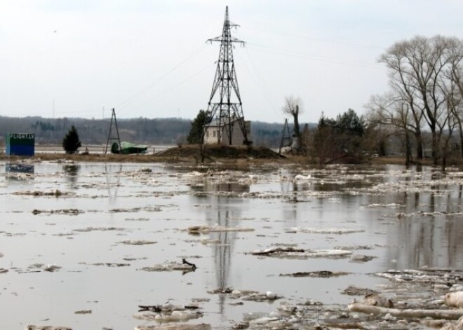 Slēgta satiksme Daugavpils šosejā uz tilta pār Aivieksti